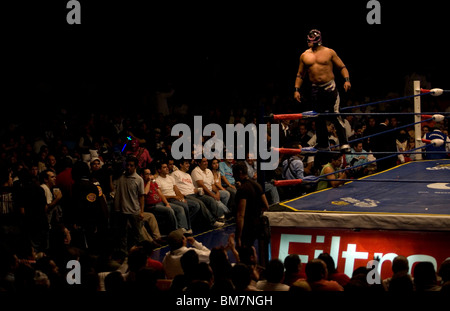 Ein Ringer Gesten aus, um das Publikum bei einem Lucha Libre-Event im Arena Mexiko, Mexiko-Stadt Stockfoto