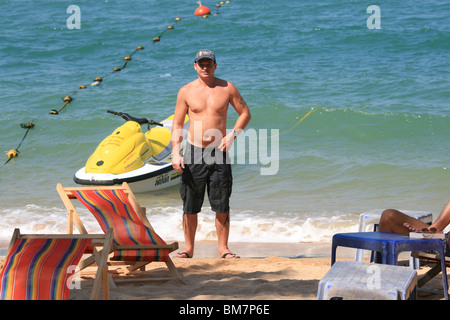 Kaukasischen Mann am Strand von Süd-Pattaya in Thailand. Stockfoto