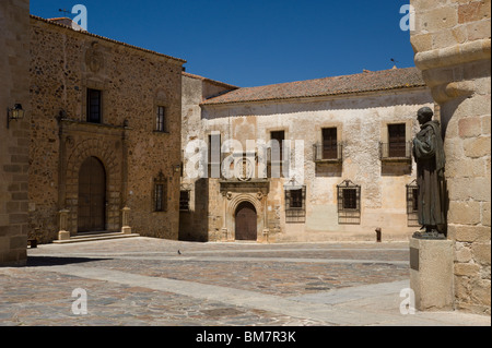 Spanien, Extremadura Viertel, Cáceres, Plaza de Santa Maria, die Statue des San Pedro und der Templo de Santa Maria Stockfoto