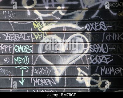 Liebe Herz Graffiti auf alte Garagentor Stockfoto