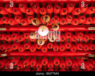 Laternen unter dem Dach des chinesischen Tempels in Kuching, Malaysia Borneo Stockfoto