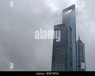 Gruppe von Wolkenkratzern in einen regnerischen nebligen Herbst Shanghai, China Stockfoto