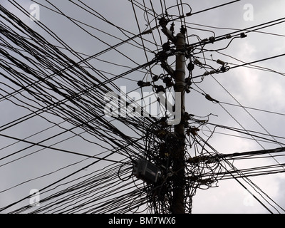 Telegrafenmast mit Kabelbaum in Luang Prabang, Nordlaos Stockfoto