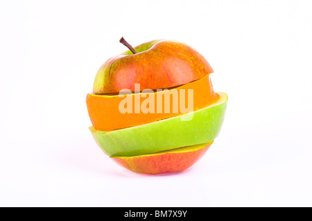 Orange und Apfel Scheiben isoliert auf weißem Hintergrund Stockfoto