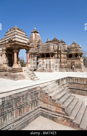 Khajuraho Tempel. Auf der linken Seite der Shiva-Tempel, auf der rechten Seite des Jagadambi-Tempels. Madhya Pradesh. Indien Stockfoto