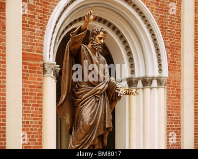 Apostel Peter Bronze Statue vor Himmelfahrt-Kathedrale in Bangkok, Thailand Stockfoto