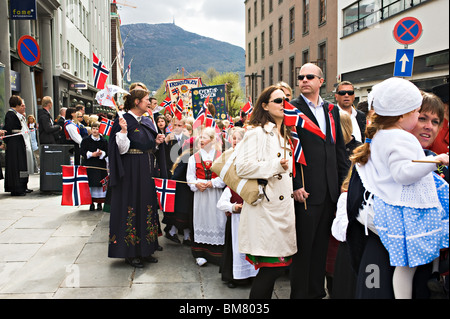 Örtliche Vereine Bands Gruppen Familien Schulen Marsch durch Bergen Stadtzentrum zur Feier des norwegischen Unabhängigkeit-Tag Stockfoto