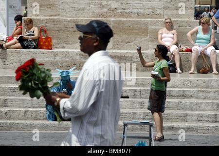 Immigrant Verkauf von Rosen auf der Piazza del Popolo Quadrat, Rom Stockfoto