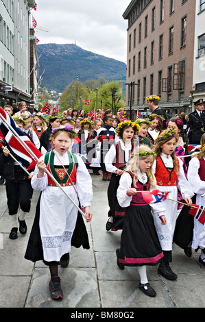 Örtliche Vereine Bands Gruppen Familien Schulen Marsch durch Bergen Stadtzentrum zur Feier des norwegischen Unabhängigkeit-Tag Stockfoto