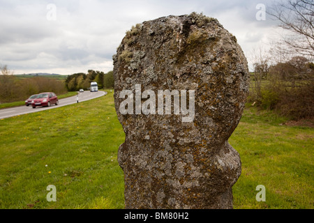 Großbritannien, Cornwall, Launceston, Dlr next, alten Stein Christan Kreuz neben A30 Straße Stockfoto