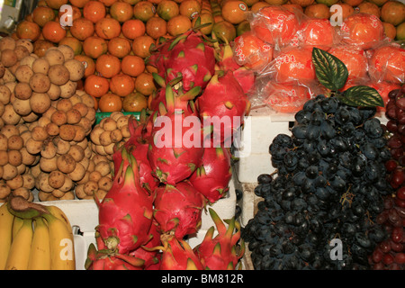 Tropische Früchte auf einem Markt in Bangkok, Thailand. Stockfoto