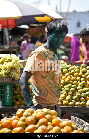 Obstverkäufer mit bemaltem Gesicht während Holi-fest. Pushkar. Rajasthan. Indien Stockfoto