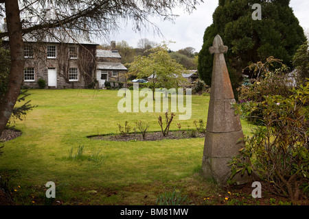 Großbritannien, Cornwall, Altarnun, alten steinernen Chuch Turm Dekoration im Garten des Penpont House Stockfoto