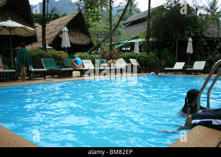 Schwimmbad am weißen Sandstrand in Koh Chang, Thailand. Stockfoto