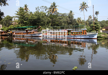 Touristen Boote ankern in Alappuzha oder Alleppey auf den Backwaters von Kerala in Indien. Stockfoto
