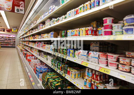 Milchprodukte in einem gekühlten Regal im Supermarkt Stockfoto