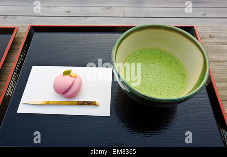 Grüner Tee und Süßigkeiten in Japan Stockfoto