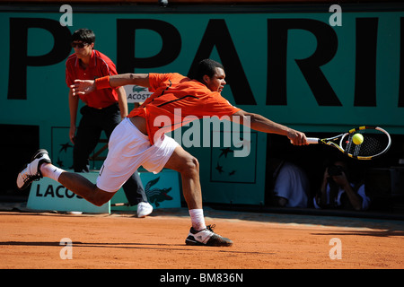 Jo-Wilfried Tsonga (FRA) im Wettbewerb bei den French Open 2010 Stockfoto