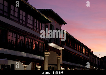 Der Hauptplatz in der Abenddämmerung. Almagro, Provinz Ciudad Real, Castilla La Mancha, Spanien. Stockfoto