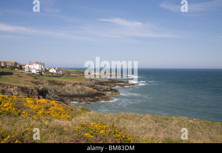 Bull Bay ANGLESEY Wales UK kann mit Blick über die felsige Küste zu diesem kleinen Dorf mit ruhigem blauen Irische See Stockfoto