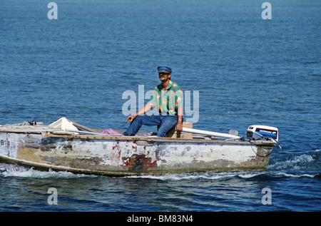 Ein Hummer Fischer in einem alten Dory in Key WEst, Florida Stockfoto