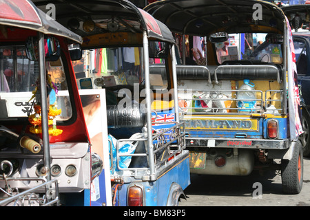 Tuk Tuk Taxi Mietwagen warten auf Khaosarn Road, Bangkok, Thailand. Stockfoto