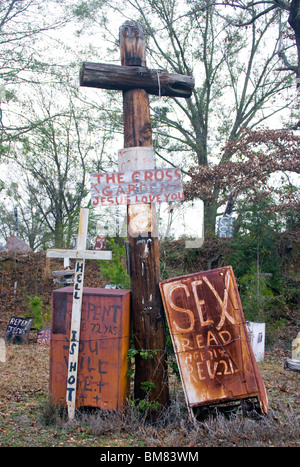 Die Kreuz-Garten in Prattville Alabama von W. C. Rice besteht aus religiösen Warnhinweise auf alte Geräte und Fahrzeuge Stockfoto