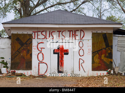 Die Kreuz-Garten in Prattville Alabama von W. C. Rice besteht aus religiösen Warnhinweise auf alte Geräte und Fahrzeuge Stockfoto