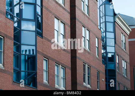 Moderne Büros und Wohnungen zeigen die Reflexionen von Altbauten in Nottingham England UK Stockfoto