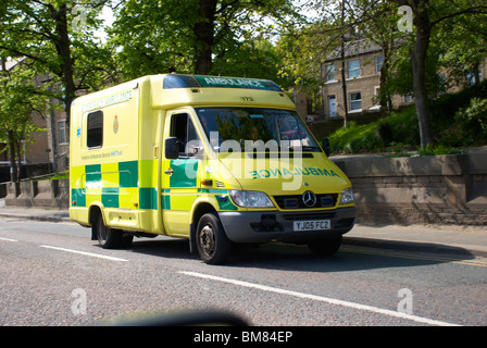 Ambulanz, die Teilnahme an einem Notfall in Huddersfield, West Yorkshire. Stockfoto