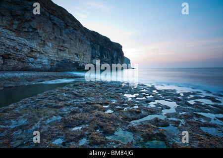 Dawn bricht über die Felsen und die Küste bei Dancing Ledge in der Nähe von Swanage in Dorset, Großbritannien Stockfoto