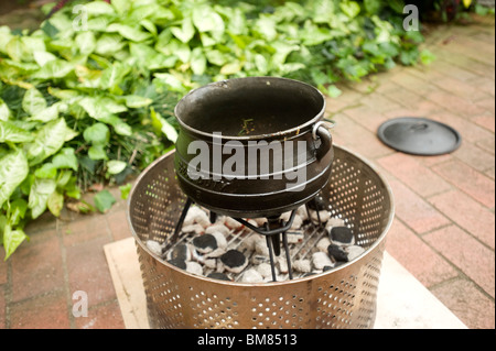 Ein Potjiekos oder Schmortopf, ist in einem traditionellen südafrikanischen Braai eingesetzt. Durban, Südafrika Stockfoto