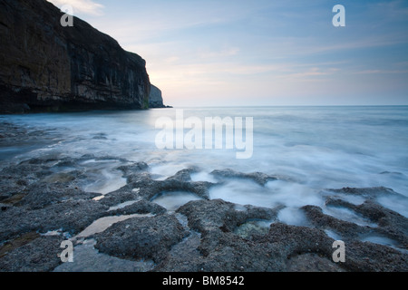 Tagesanbruch über Dancing Ledge in der Nähe von Swanage, Dorset, Großbritannien Stockfoto