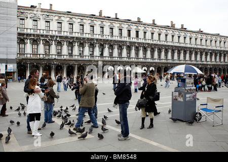 Fotografen, die Bilder von Menschen füttern der Tauben in Venedig, Italien Stockfoto