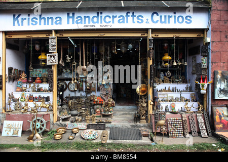 Ein Antiquitätengeschäft in Jew Town in Kochi, früher bekannt als Cochin in Kerala, Indien. Stockfoto