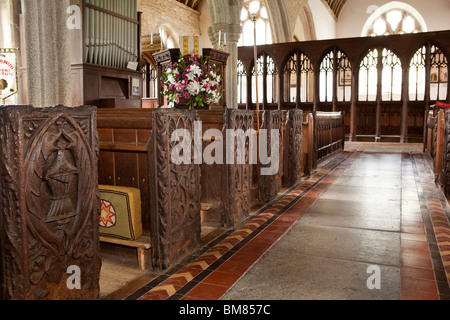 Großbritannien, Cornwall, Altarnun, St Nonna Pfarrkirche Interieur, 1500er Jahren geschnitzt aus Holz Pew enden Stockfoto