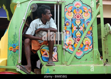 Ein Mann sitzt einen dekorierten LKW in Kochi, früher bekannt als Cochin in Kerala, Indien. Stockfoto