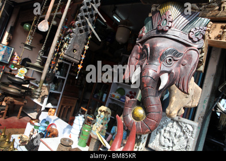 Ein Antiquitätengeschäft in Jew Town in Kochi, früher bekannt als Cochin in Kerala, Indien. Stockfoto