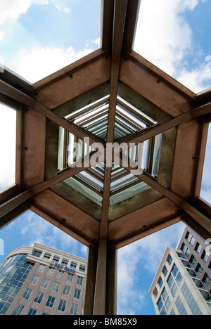 Blick nach oben unter die nichtrostender Stahl und Glas Orlando Turm, entworfen von Ed Carpenter in der Innenstadt von Orlando, Florida, USA Stockfoto