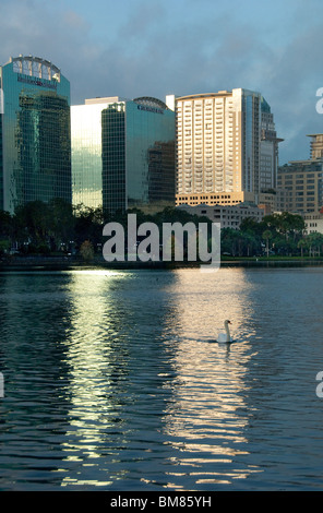 High-Rise Wohnungen und Eigentumswohnungen am Lake Eola in Orlando, Florida, USA Stockfoto