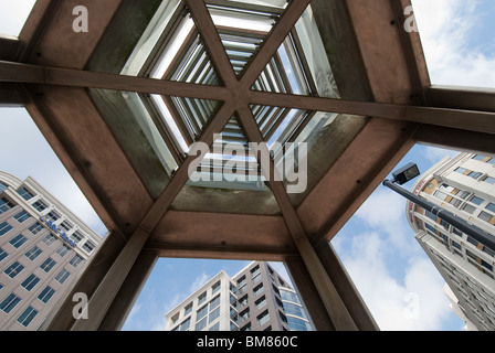 Blick nach oben unter die nichtrostender Stahl und Glas Orlando Turm, entworfen von Ed Carpenter in der Innenstadt von Orlando, Florida, USA Stockfoto