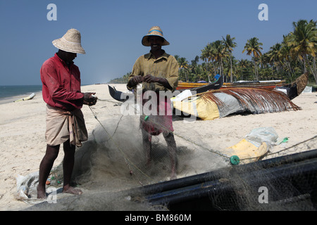 Fischer arbeitet an Marari Beach oder Secret Beach in der Nähe der Stadt Alleppey in Kerala, Indien. Stockfoto