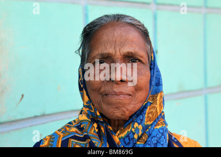 Porträt einer Dame in ihrem Haus in Kochi, früher bekannt als Cochin in Kerala, Indien. Stockfoto