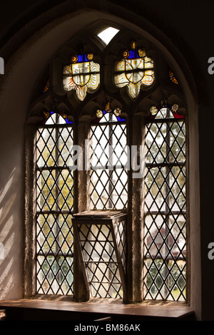 England, Cornwall, Laneast, Kirche St Sidwell und St Gulval, Interieur, Licht durch alte Kirchenfenster Stockfoto