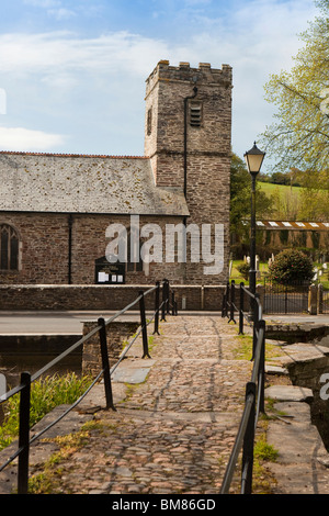 Großbritannien, England, Cornwall, Launceston, St. Thomas Kirche und Lastesel Brücke über Fluss Fedelia Stockfoto