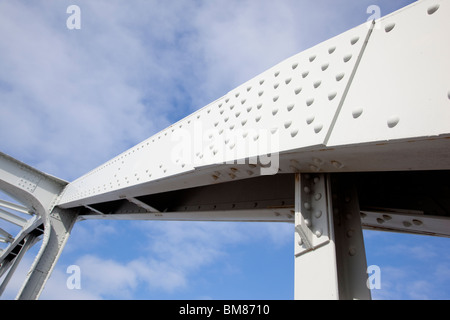 Genieteter Stahlträger und Gelenk an einer Stahlbrücken-Stützkonstruktion Stockfoto