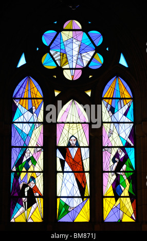 Madrid, Spanien. Kathedrale Catedral De La Almudena (1994). Glasmalerei-Fenster Stockfoto