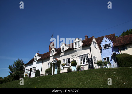 Ferienhäuser stehen einen kleinen Hügel in dem malerischen Dorf Finchingfield in Essex, England. Stockfoto