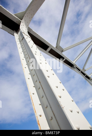 Genieteten Stahlträger auf einer Stahlbrücke Unterkonstruktion Stockfoto