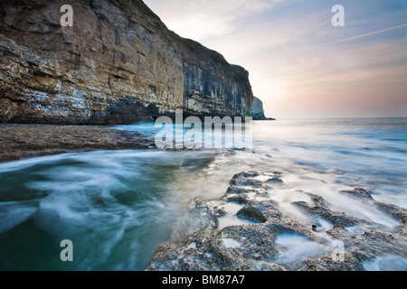 Tagesanbruch über Dancing Ledge in der Nähe von Swanage, Dorset, Großbritannien Stockfoto